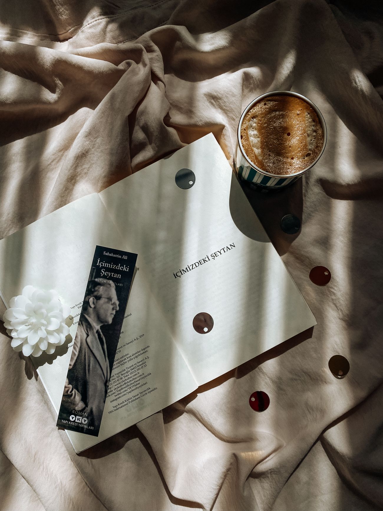 Café e livro em uma manhã tranquila com luz natural