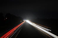 夜间高速公路上的长时间曝光，光线形成的小径构成了引人注目的画面