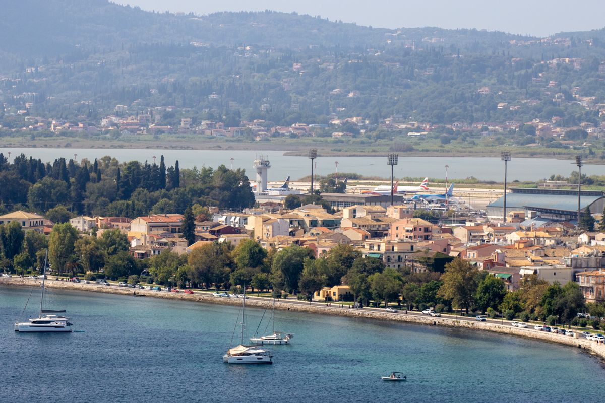 Coasta cu iahturi si verdeata abundenta