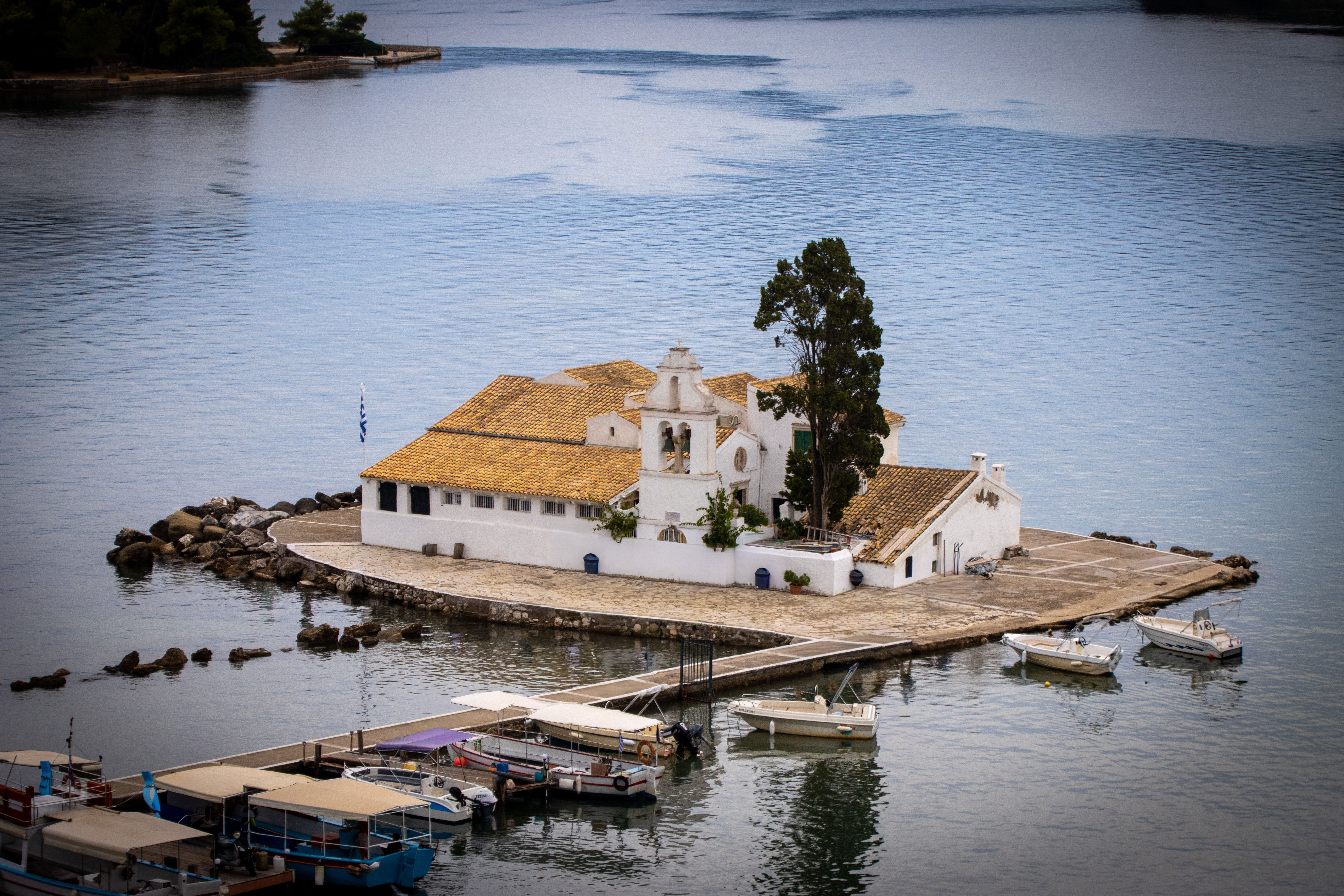 Vista Aérea Del Emblemático Monasterio De Kanoni En Corfú, Grecia ...