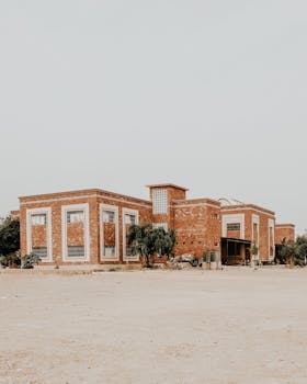 贾姆肖罗博物馆的外景具有独特的建筑设计，位于信德省