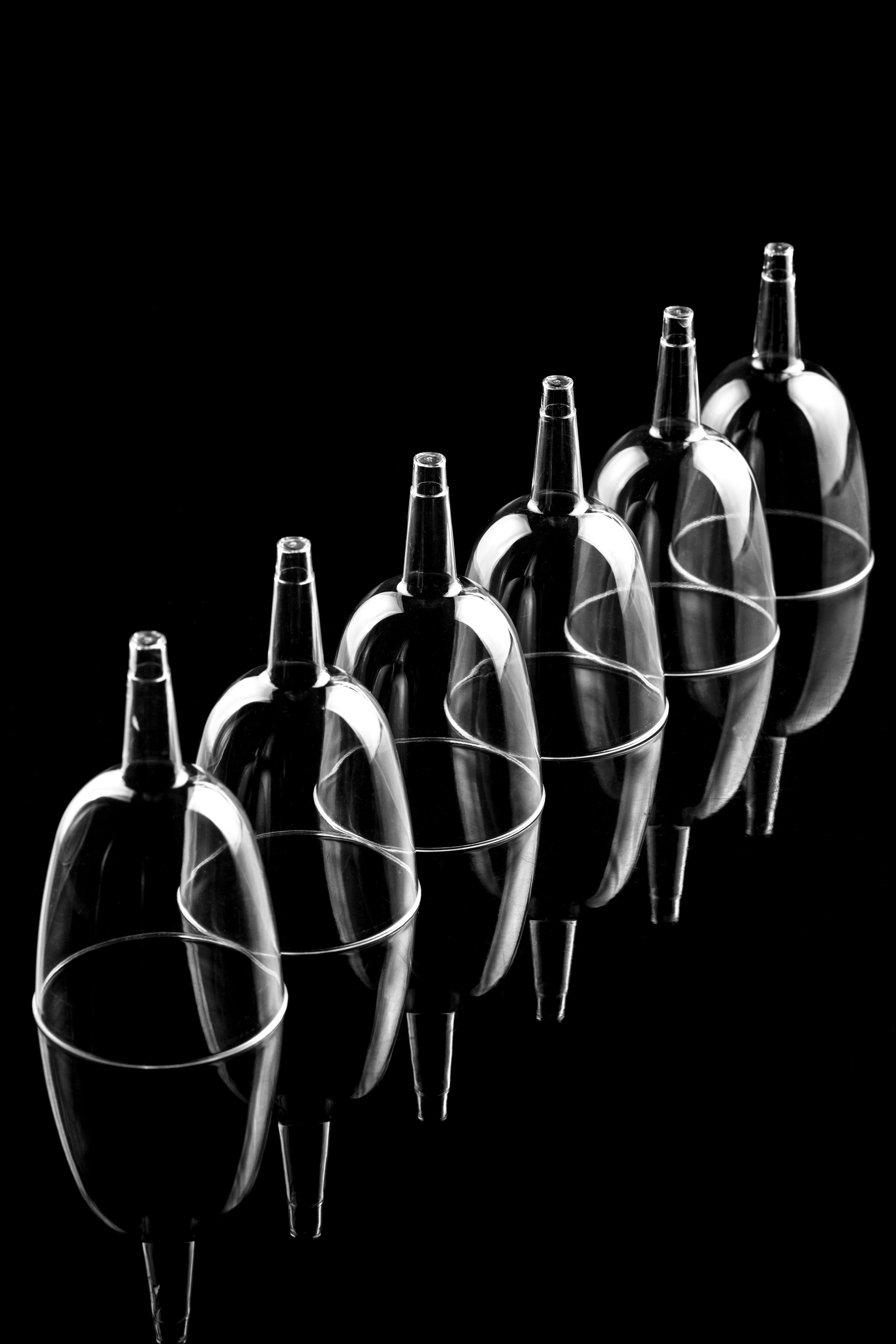 бесплатная Минималистская композиция из черно-белых бокалов для вина, демонстрирующая отражения и симметрию. Стоковое фото