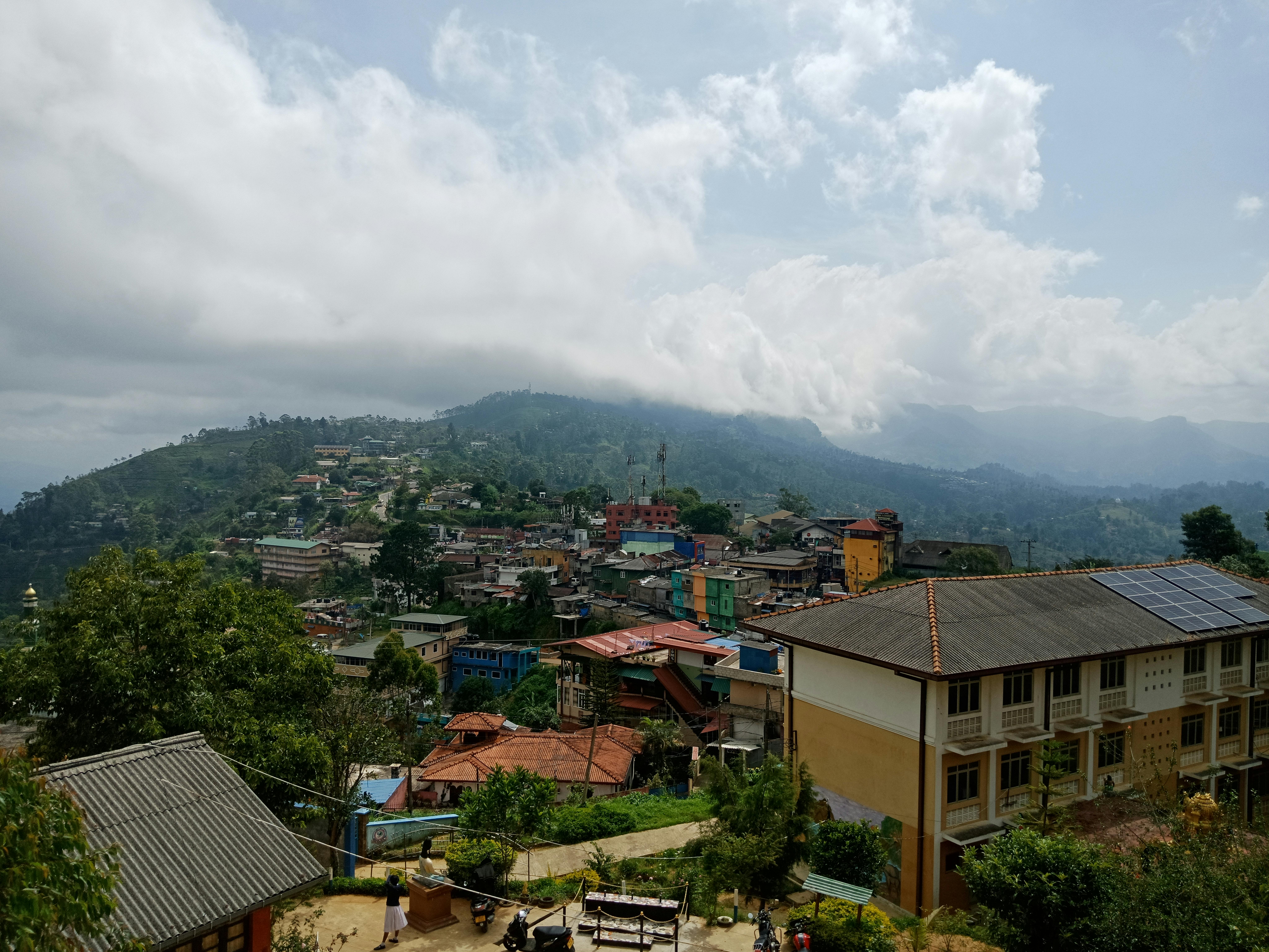 Explore this vibrant view of Haputale, Sri Lanka with colorful rooftops and lush hills in the background. - ¿Dónde dormir en Haputale?