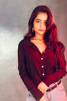 一位穿着休闲装的时尚女性，肖像中散发着自信