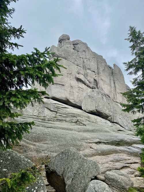 Free Dramatic rock formation in Karpacz, set against a lush evergreen forest backdrop. Stock Photo