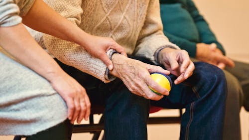 Persona In Possesso Di Una Palla Antistress