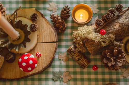 Free Warm autumn tablescape with rustic decor, featuring pinecones, candles, and mushrooms. Stock Photo