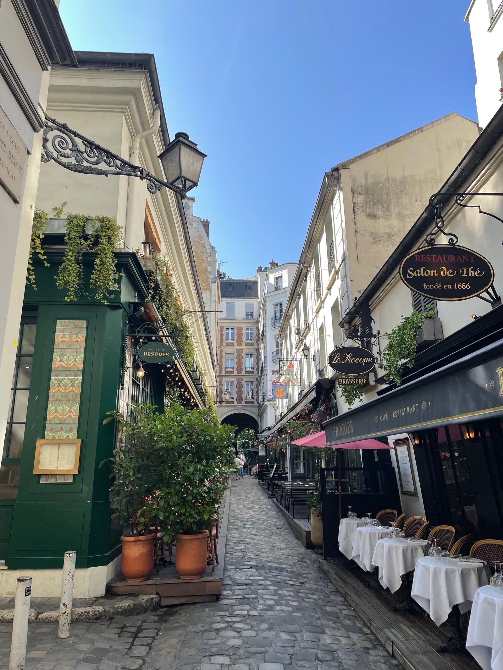 Calle parisina con cafés y terrazas