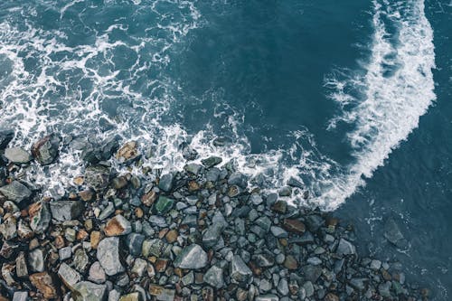 Kaya Kıyısında Düşen Deniz Dalgaları