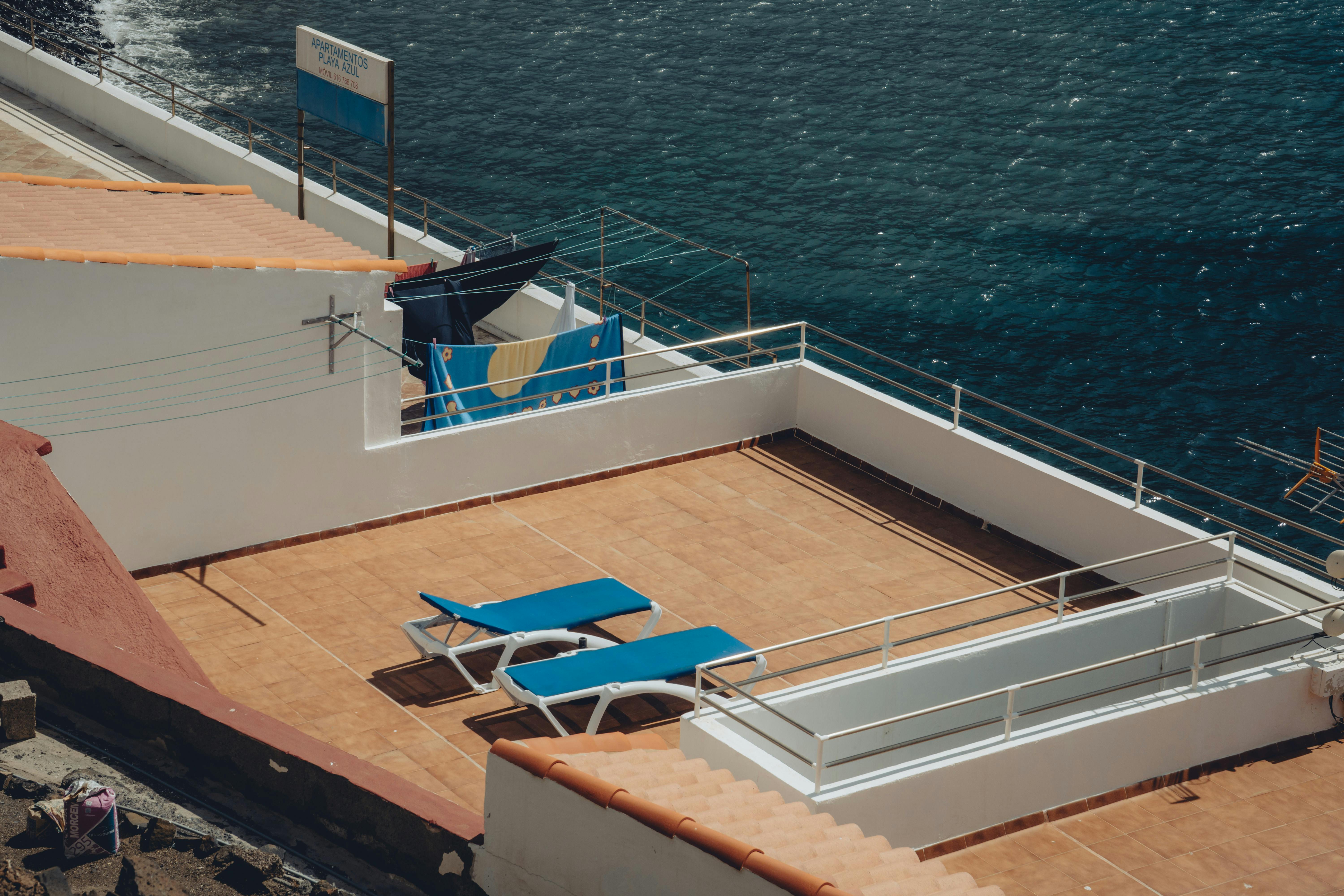 Intérieur confortable d'un appartement offrant une vue imprenable sur la mer en Croatie