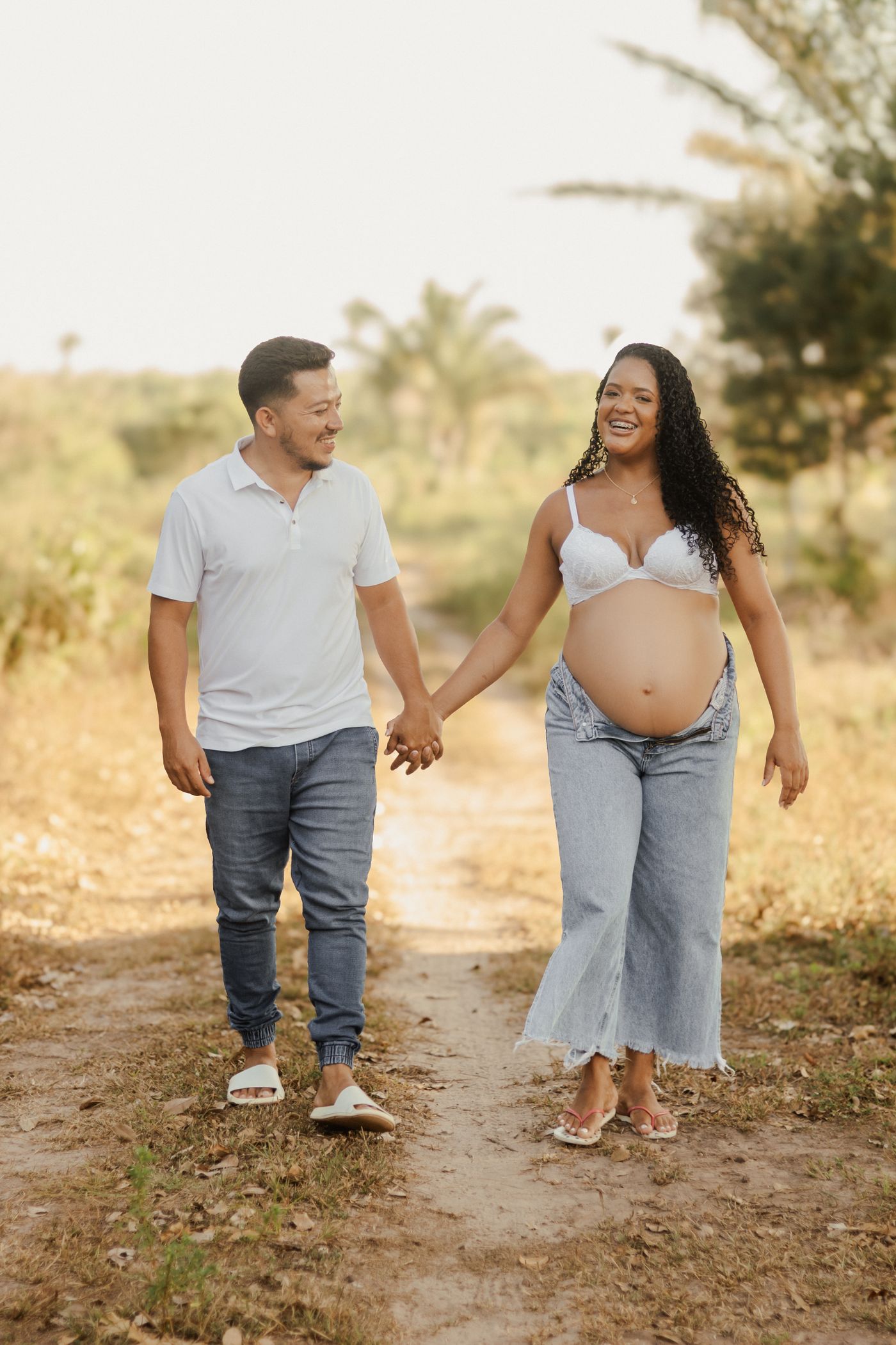 Couple attendant un bébé pendant une promenade calme dans la nature