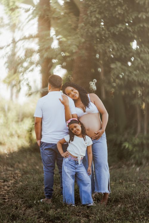 Free A pregnant mother with her family enjoying a sunny day outdoors in Brazil. Stock Photo