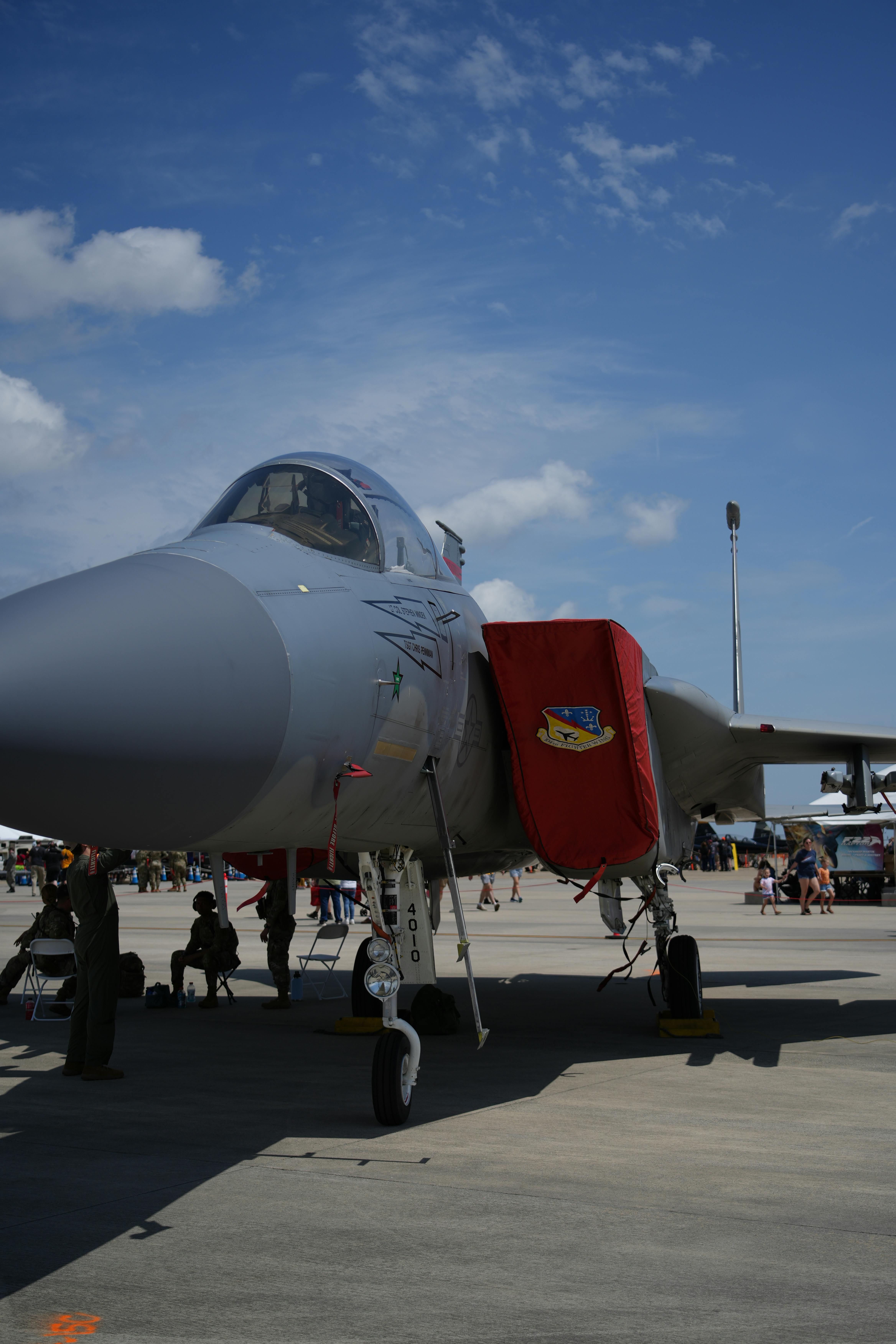 Qatar construiește o bază militară în SUA pentru antrenament F-15 alături de piloți americani; criticată de o activistă MAGA.
