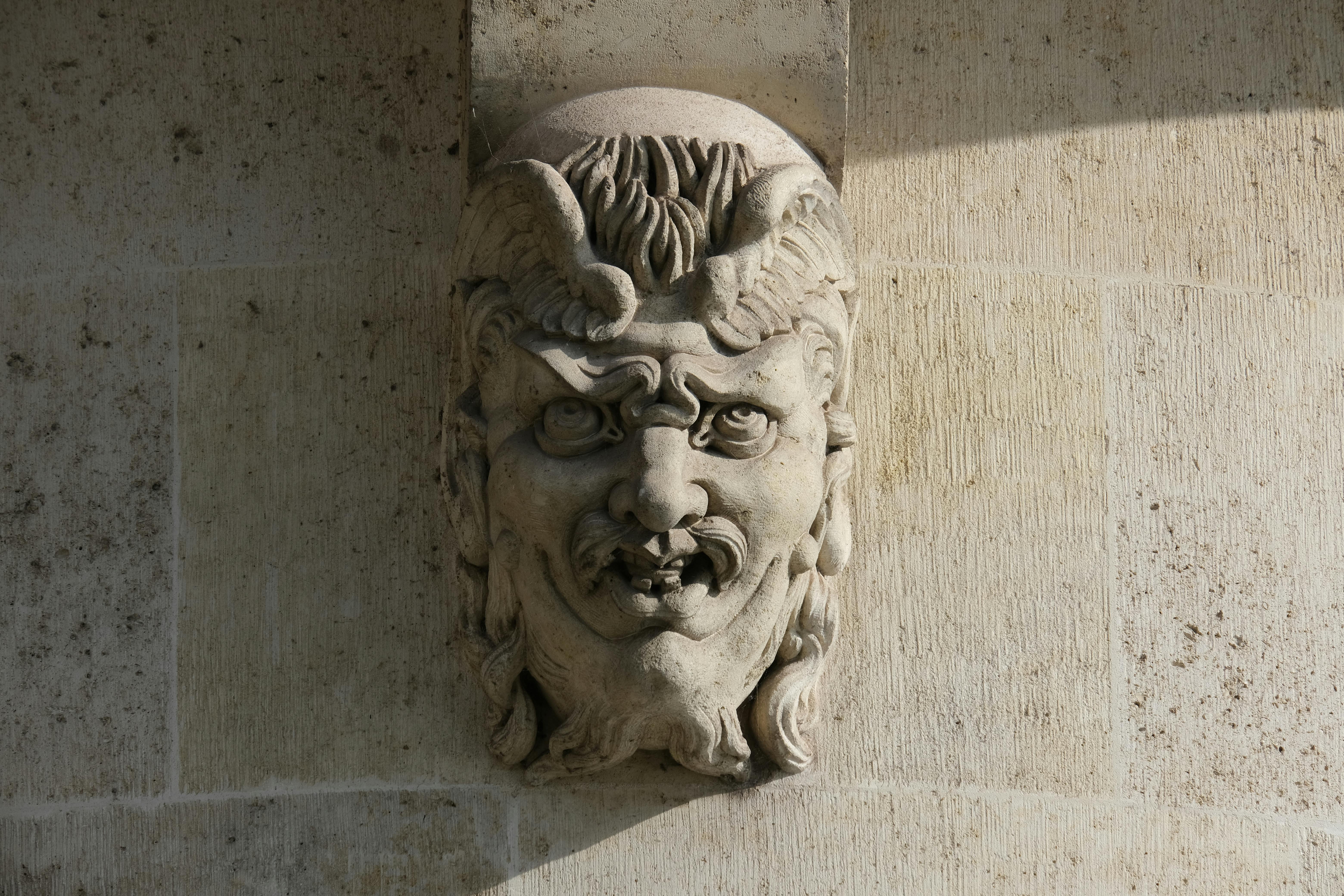 Detal ocieplenia elewacji z wełną i uszczelnieniem przy ościeżu okna