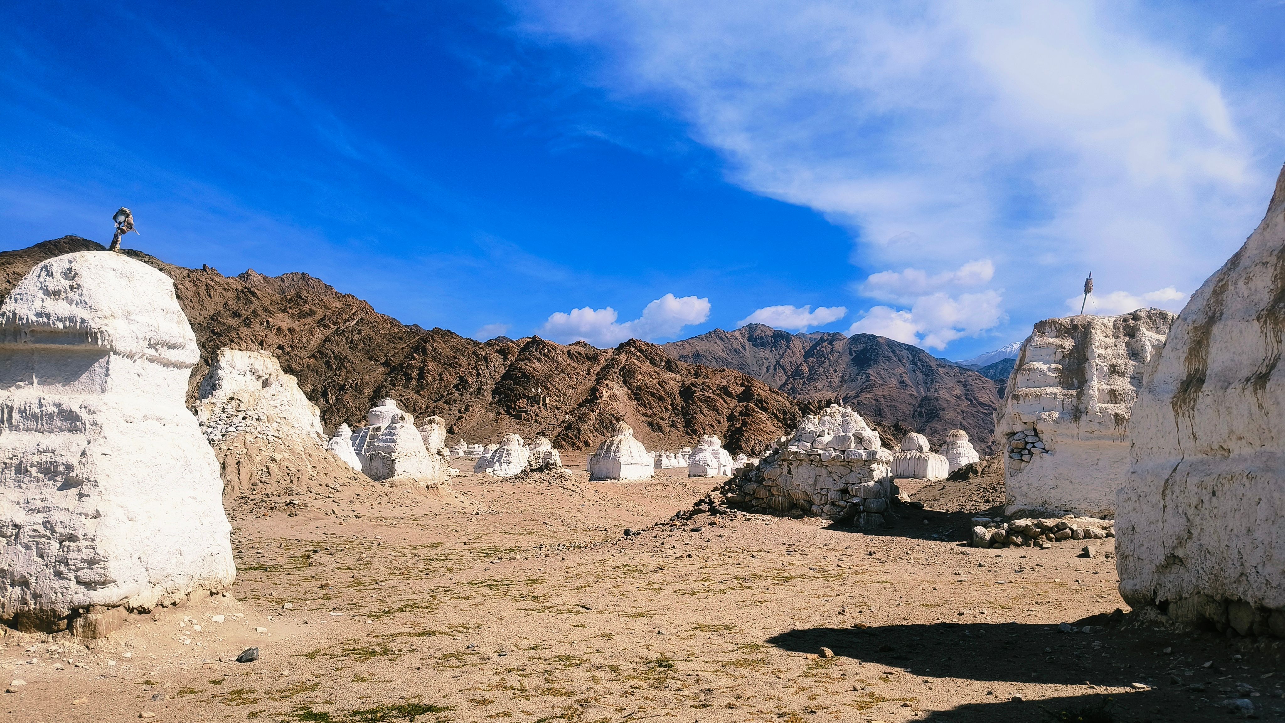 Vista Panorámica Del Desierto Rocoso Con Estupas Blancas · Foto de ...