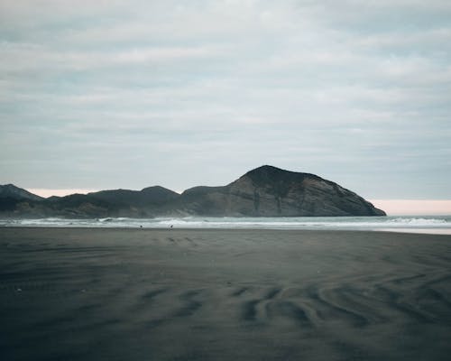 Pemandangan Gunung Dan Pantai