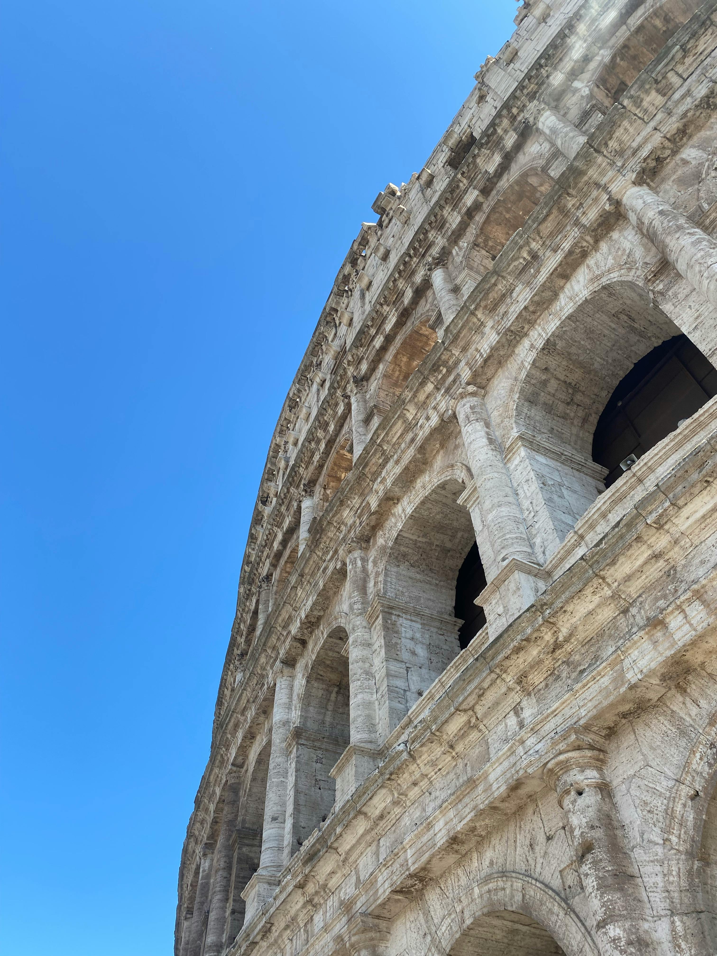 Ücretsiz Roma'daki Kolezyum'un antik mimarisini sergileyen, açık mavi gökyüzüne sahip yakın çekim görünümü. Stok Fotoğraflar