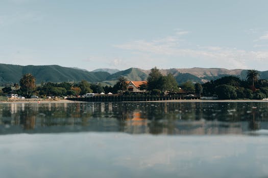 新西兰尼尔森的湖滨风景宁静宜人，群山环绕，绿树成荫