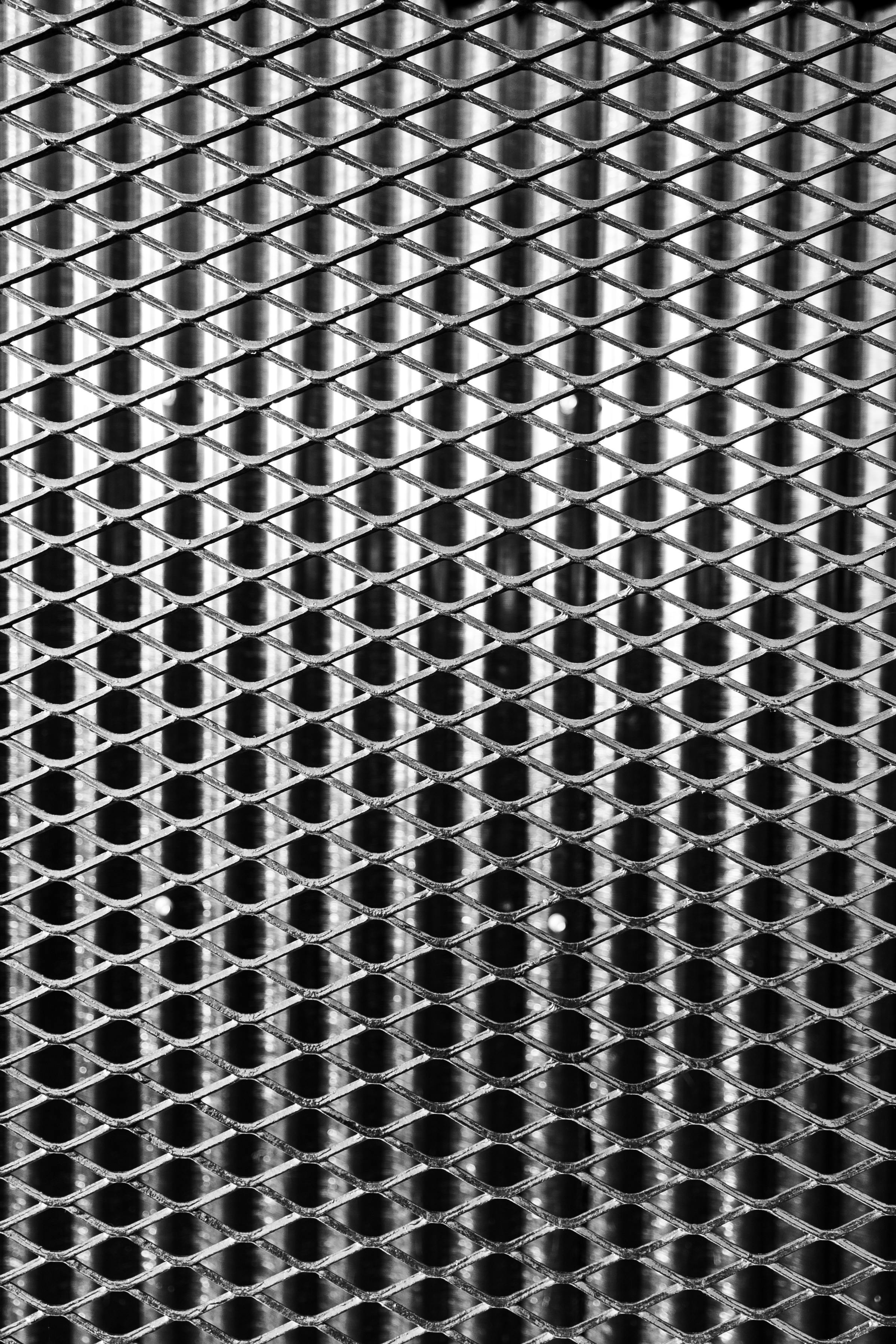 Безкоштовне Монохромне зображення, що демонструє детальну текстуру металевої решітки, ідеально підходить для використання на фоні. стокове фото