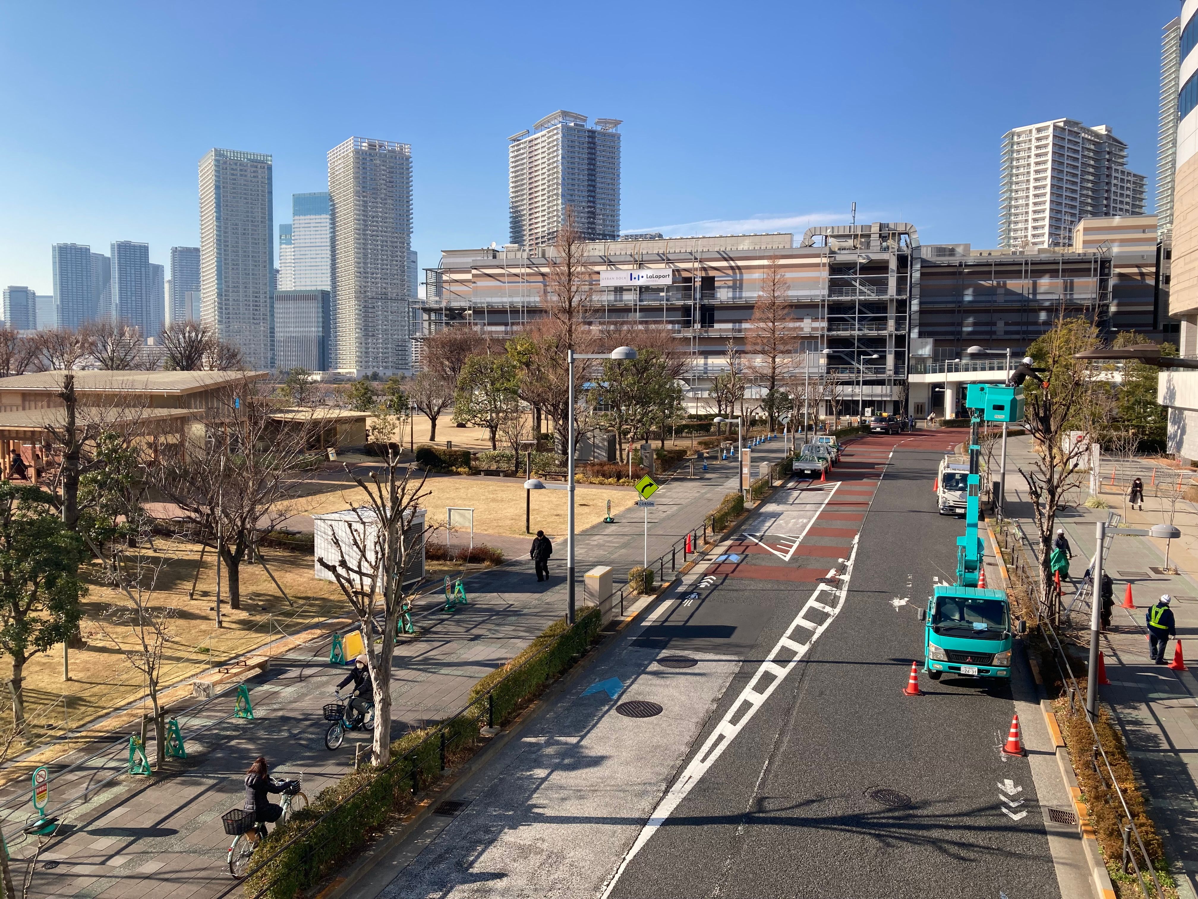 晴れた日に歩行者とトラックが行き交う東京の都会のスカイラインの眺め。