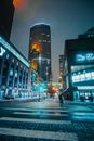 明尼阿波利斯市中心的夜间城市景观充满活力，以明亮的摩天大楼和热闹的夜生活为特色