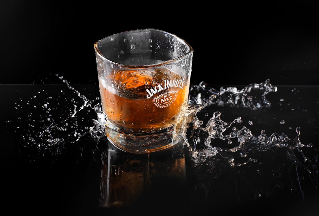gratis Drinkglas Met Jack Daniel Print Stockfoto