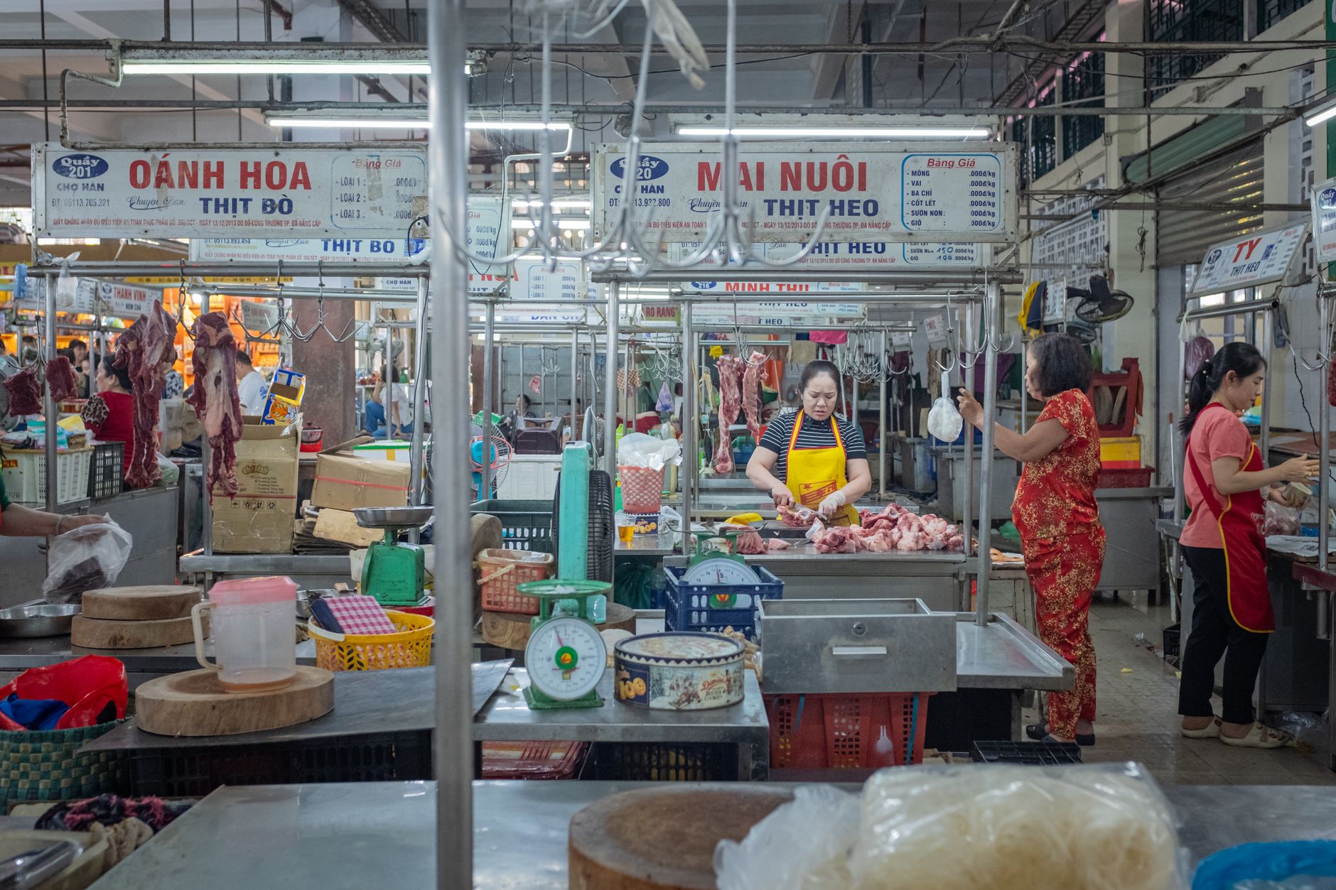 Escena vibrante en el mercado de Da Nang mostrando vendedores locales y carnes frescas en Vietnam.