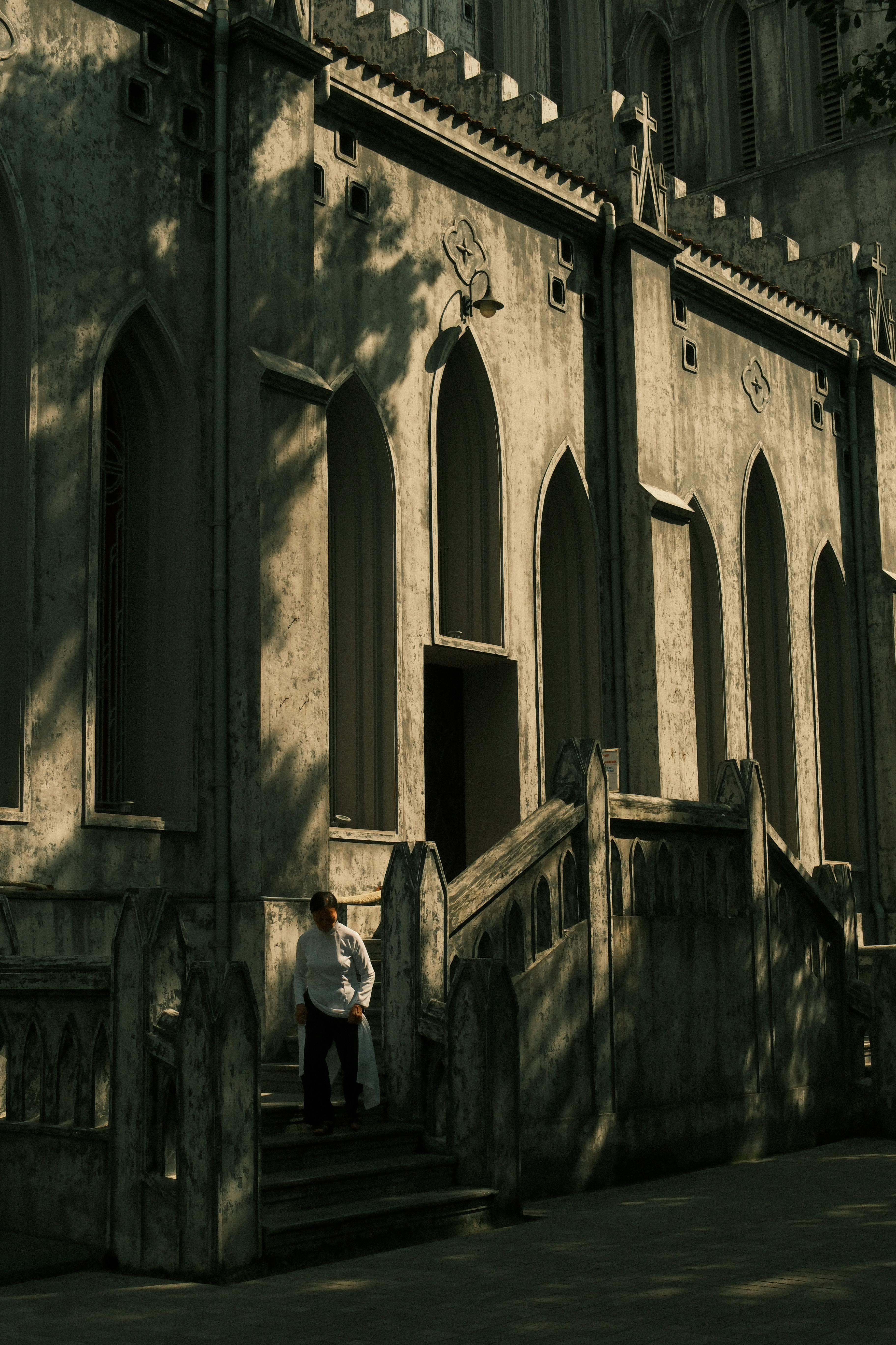 common:alt.prefix Majesteettinen goottilainen rakennus Kapkaupungissa, kuvassa yksi henkilö. common:alt.postfix