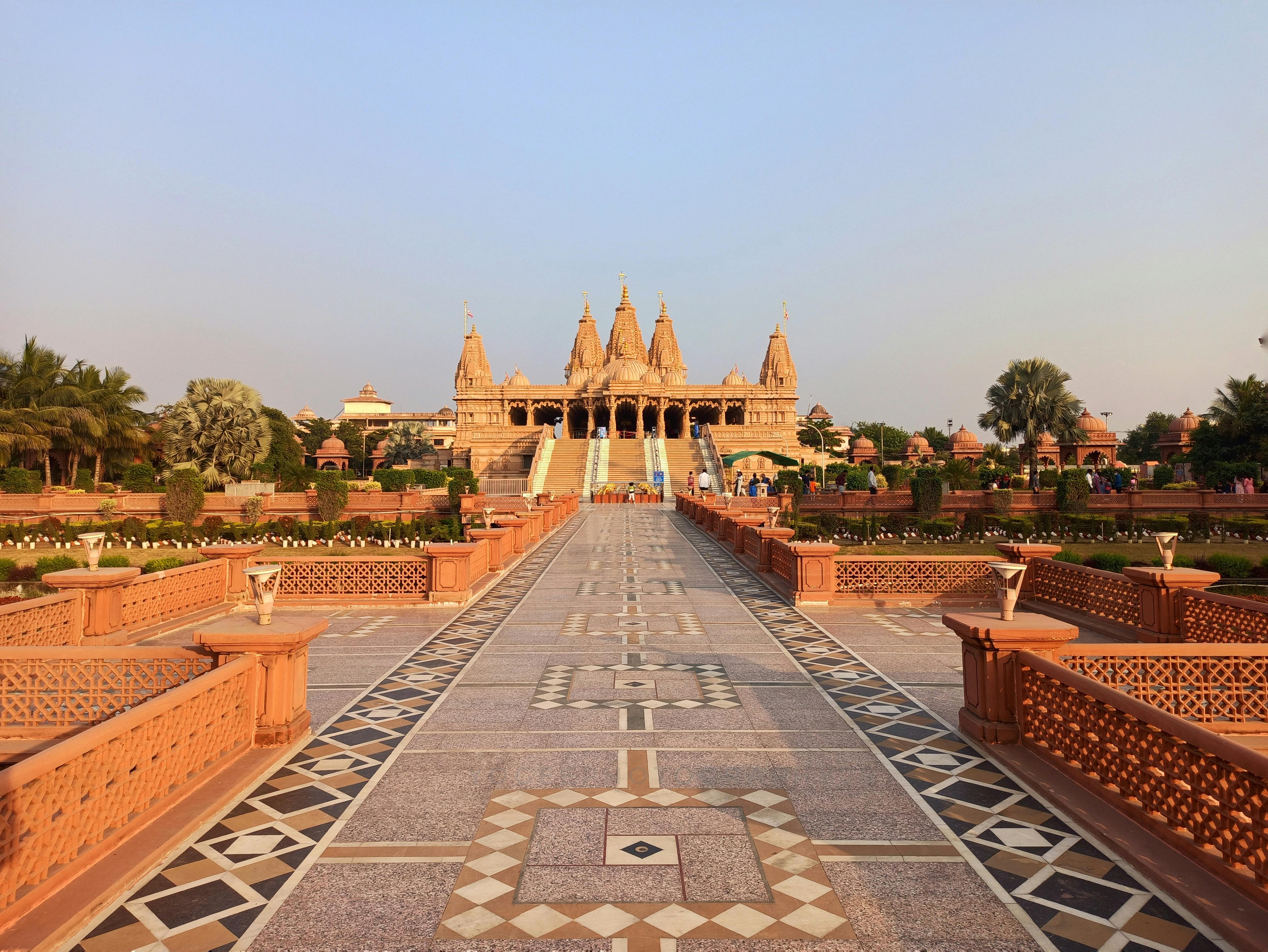 Akshardham Temple Delhi – Modern Architecture and Cultural Exhibits”