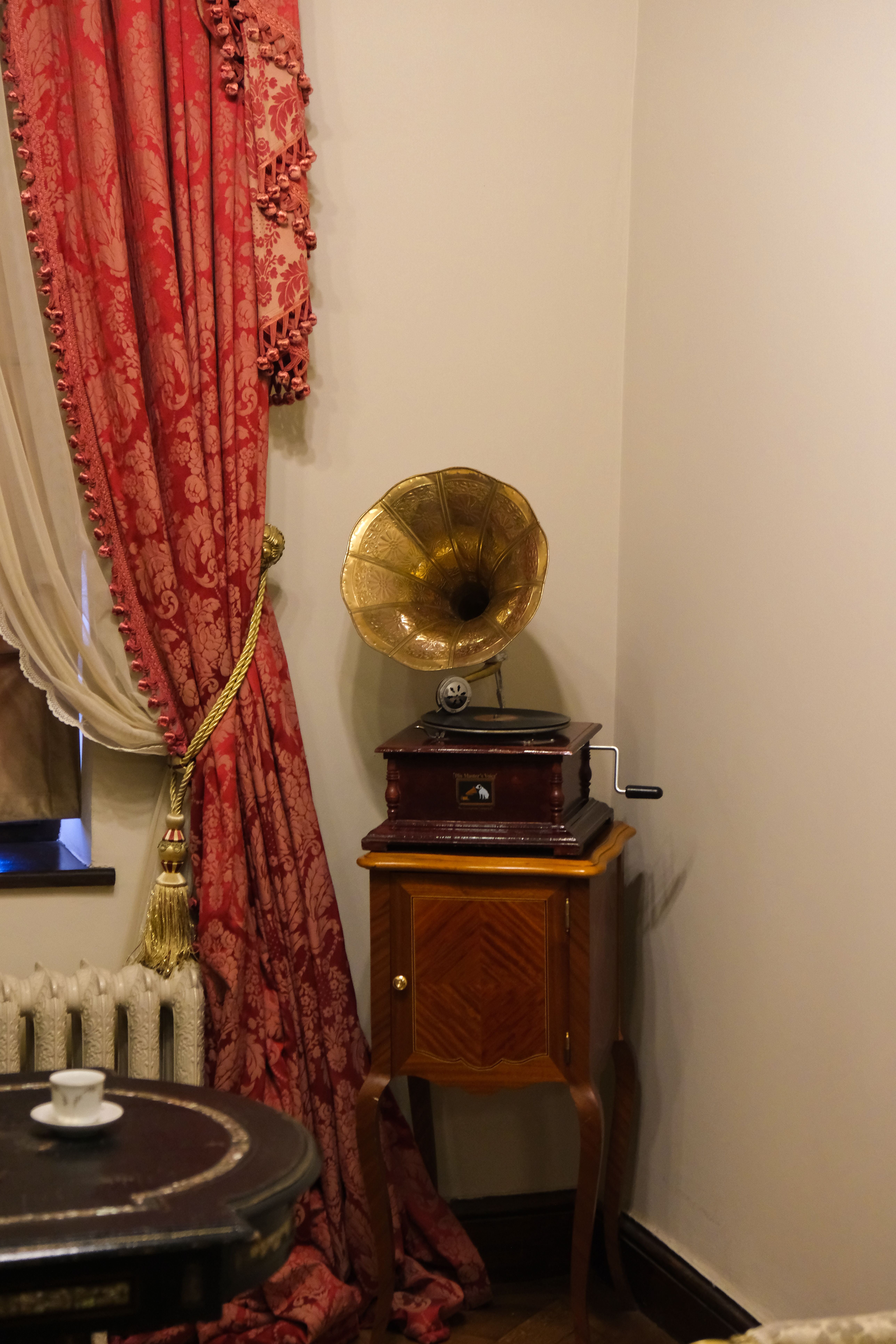 Fotomural Elegante gramófono vintage en una sala ornamentada en Ankara, Turquía, mostrando decoración clásica.