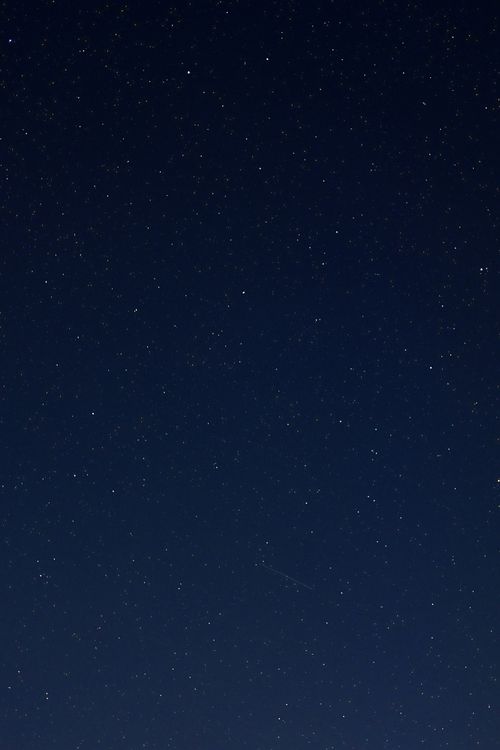 Free A mesmerizing view of the night sky filled with countless stars, perfect for astronomy enthusiasts. Stock Photo