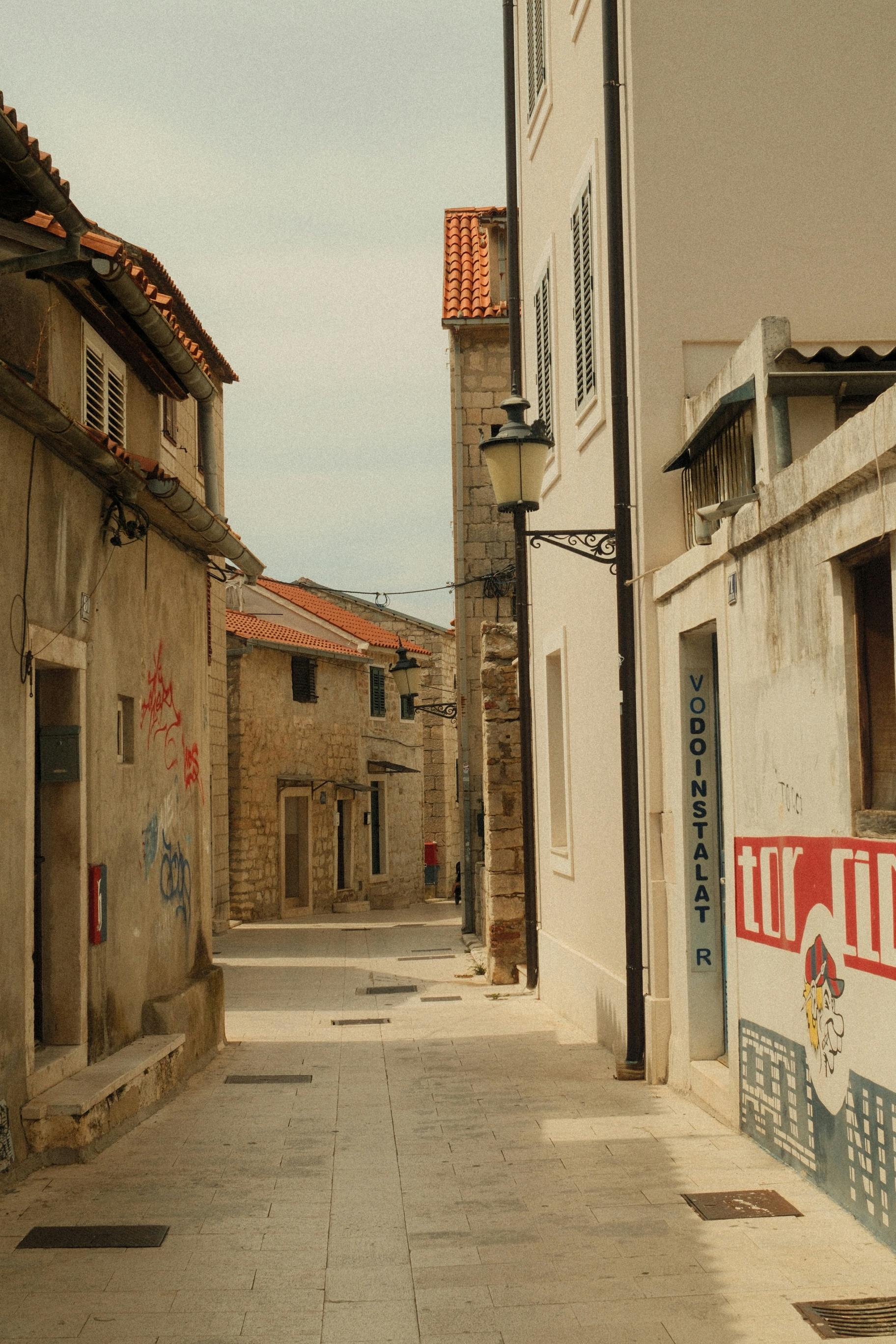 Gratis Esplora un pittoresco vicolo di Spalato, in Croazia, che mette in mostra l'architettura rustica e il fascino mediterraneo. Foto a disposizione