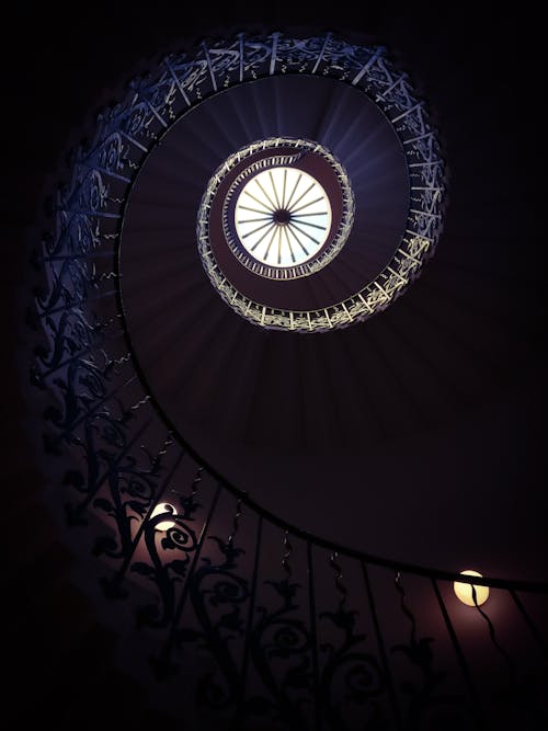 Escadas Negras à Noite