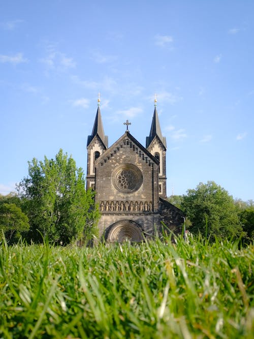 çim, kilise, yaz içeren Ücretsiz stok fotoğraf