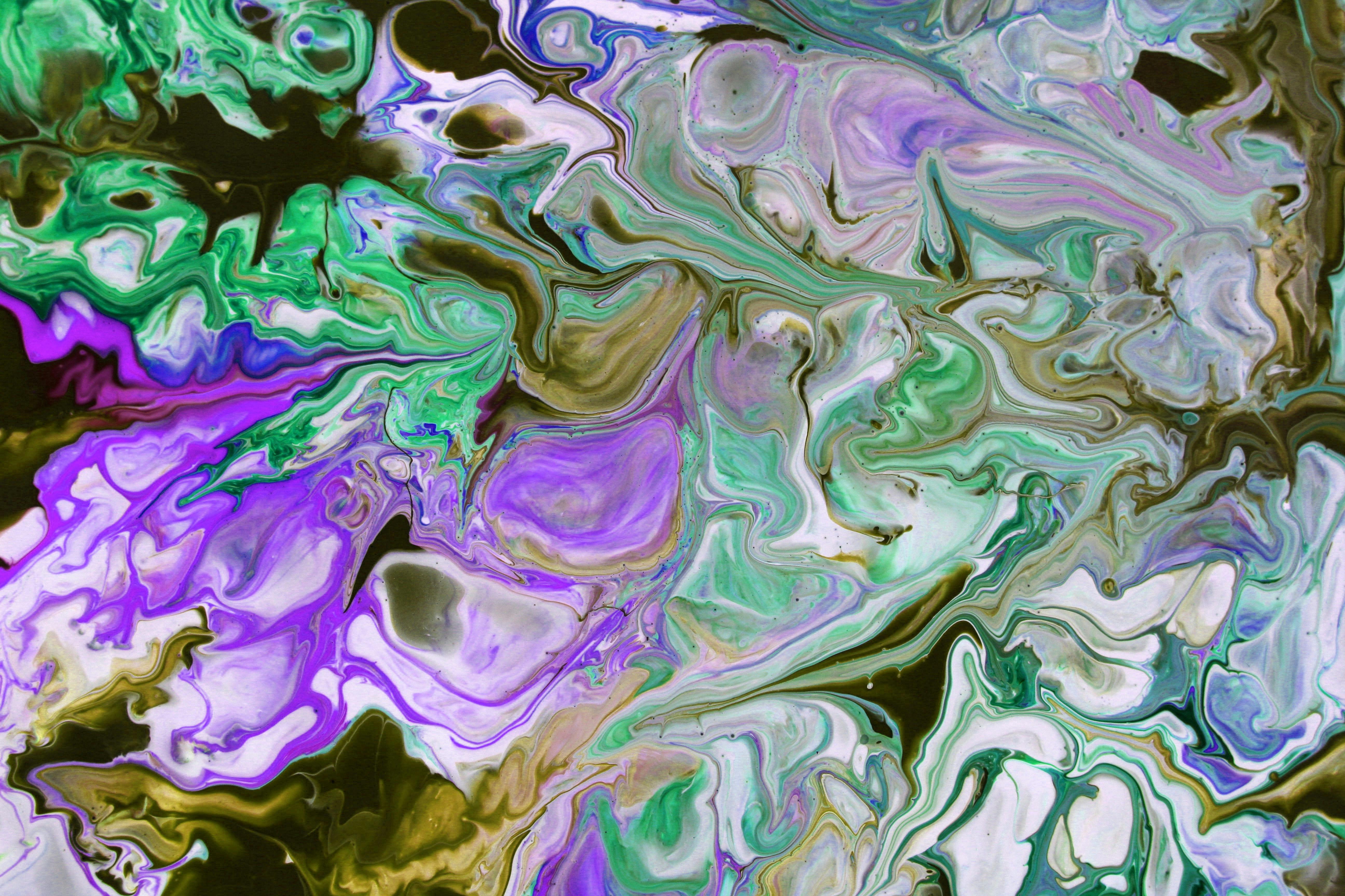 Gratuit Art fluide abstrait vibrant avec des tourbillons verts et violets, créant une expérience visuelle dynamique et colorée. Photos