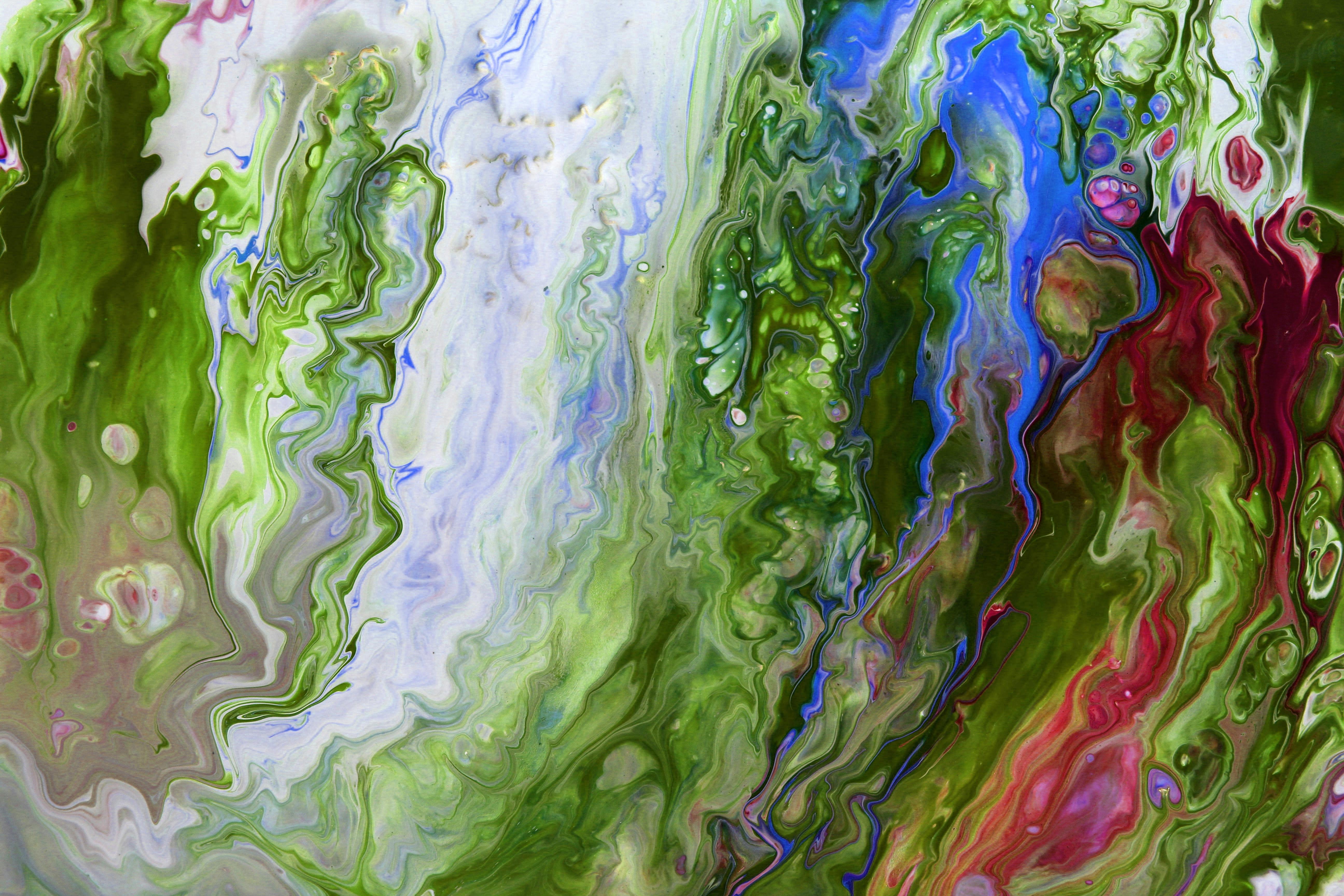gratis Dynamisch abstract kunstwerk met levendige groene, blauwe en rode vloeistofpatronen. Stockfoto