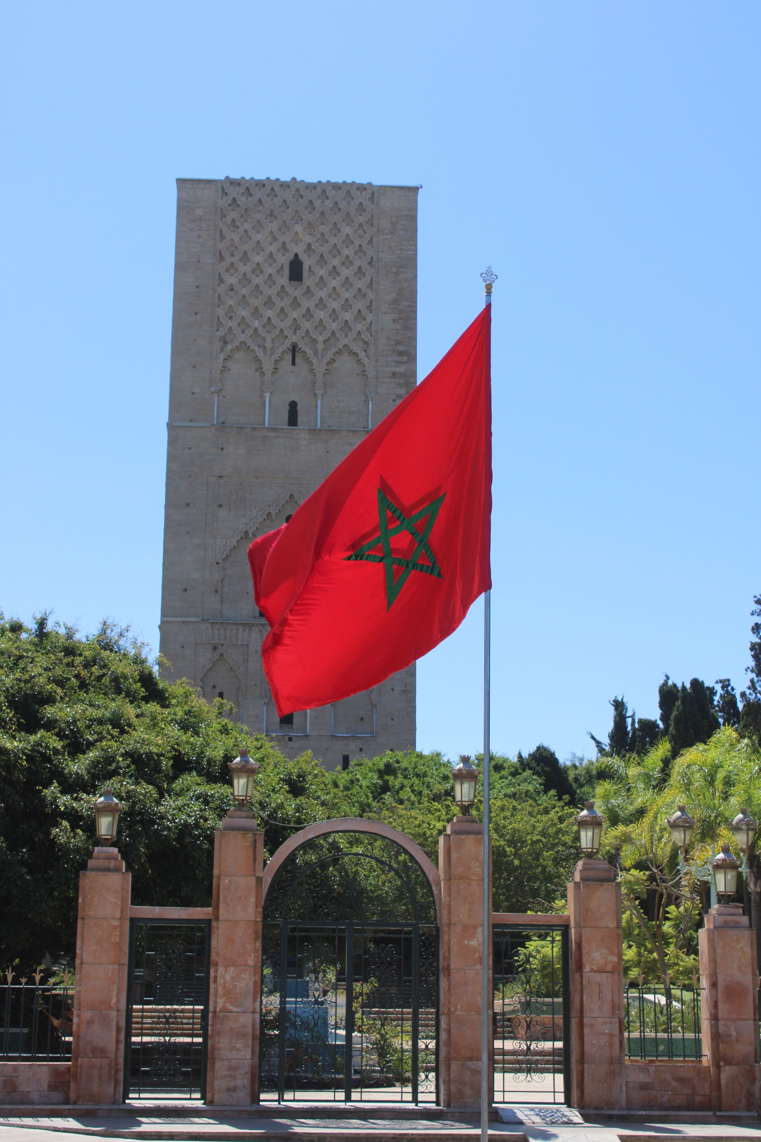 Menara Hassan Dan Bendera Maroko Di Rabat, Maroko · Foto Stok Gratis