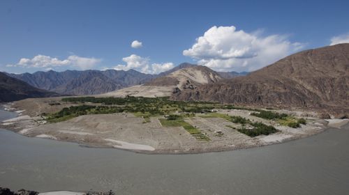Free Serenity on the Indus: where the powerful river carves its path through ancient valleys and connects with vibrant life Stock Photo