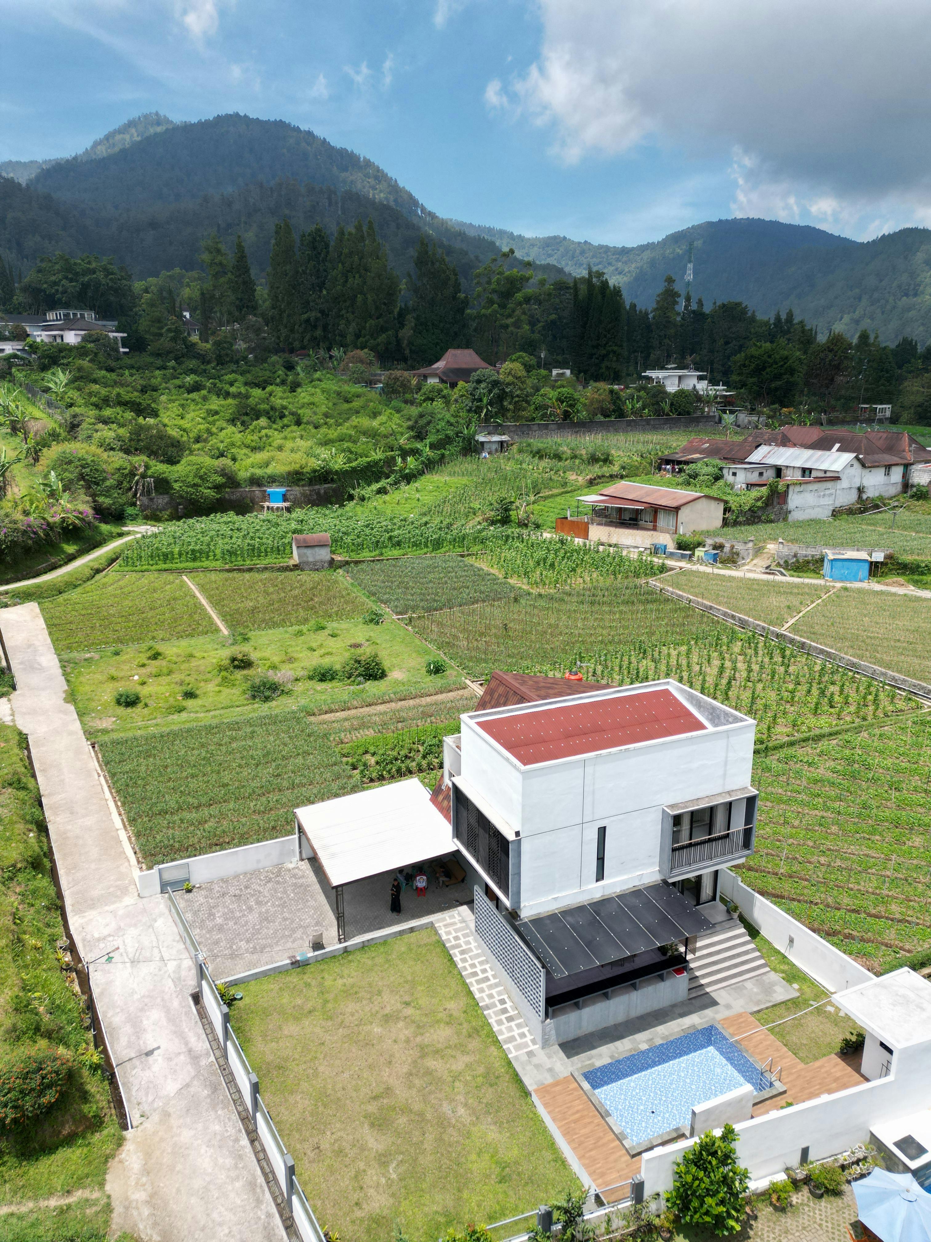Gratis Villa moderna con piscina circondata da pittoreschi terreni agricoli di montagna. Foto a disposizione