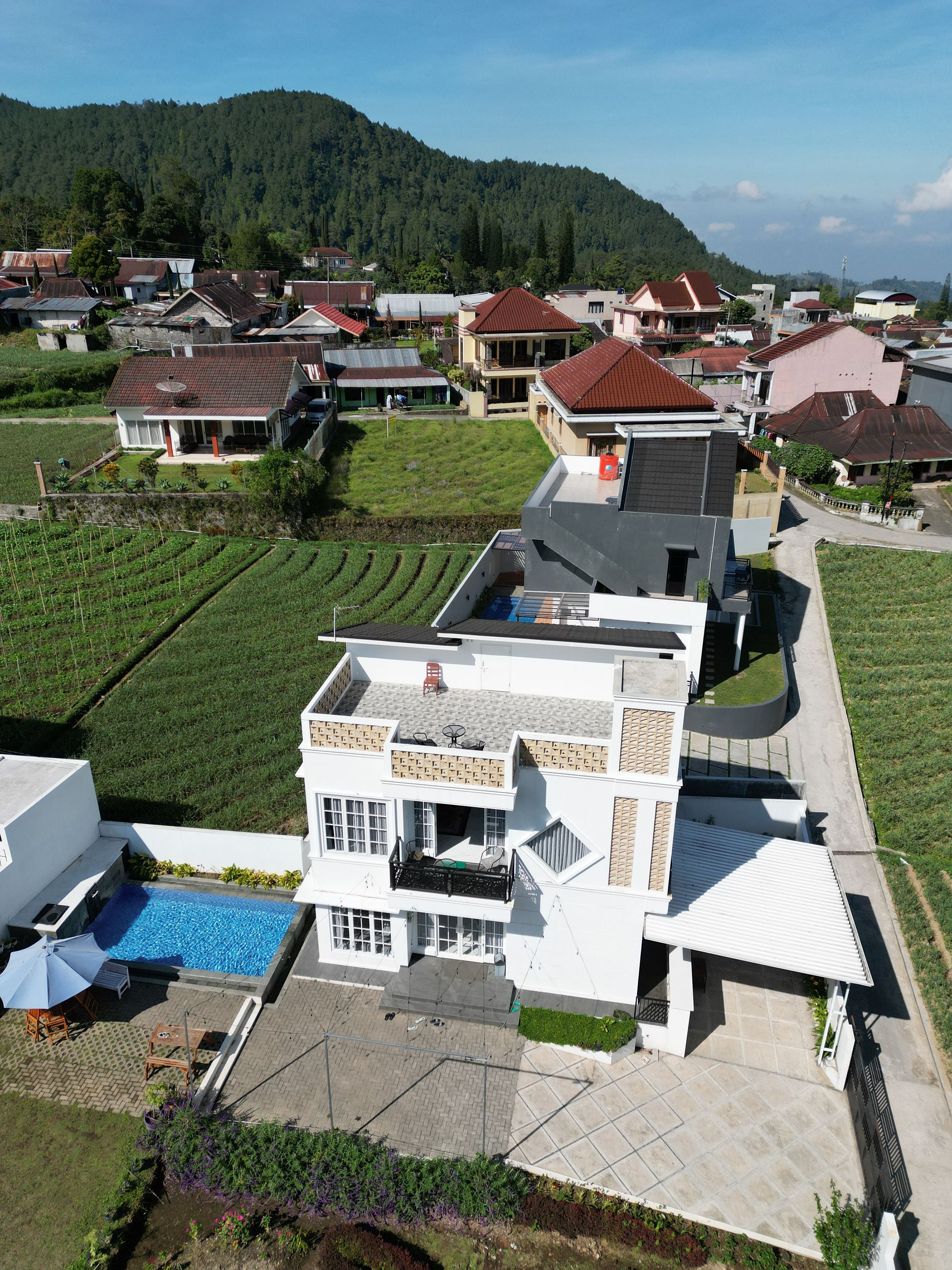Casa contemporânea em meio à natureza, com piscina e paisagem ampla