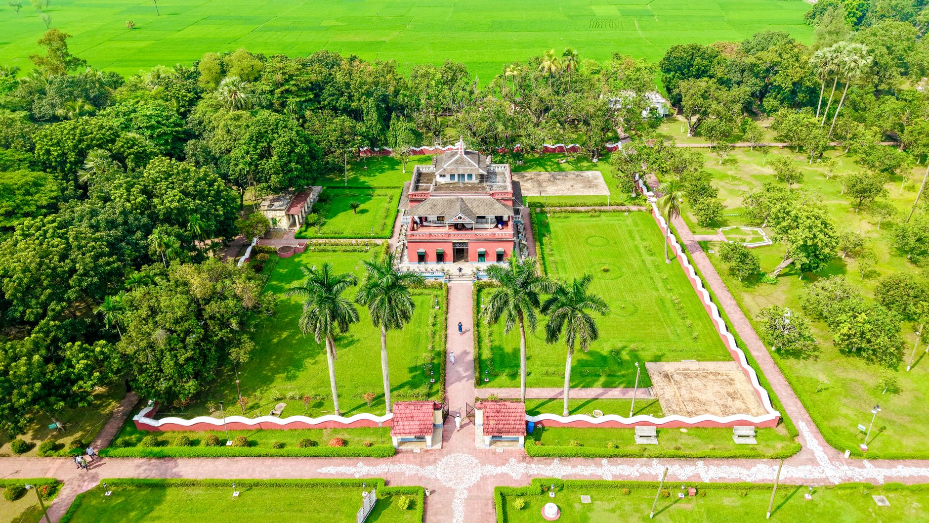 পুরান ঢাকার একটি স্কুল প্রাঙ্গণে গ্রেগরিয়ান জাদুঘর নির্মাণের দৃশ্য