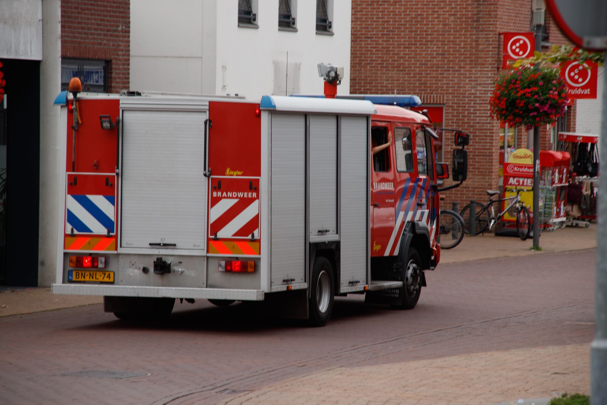 Auto total loss door brand aan Turfsingel