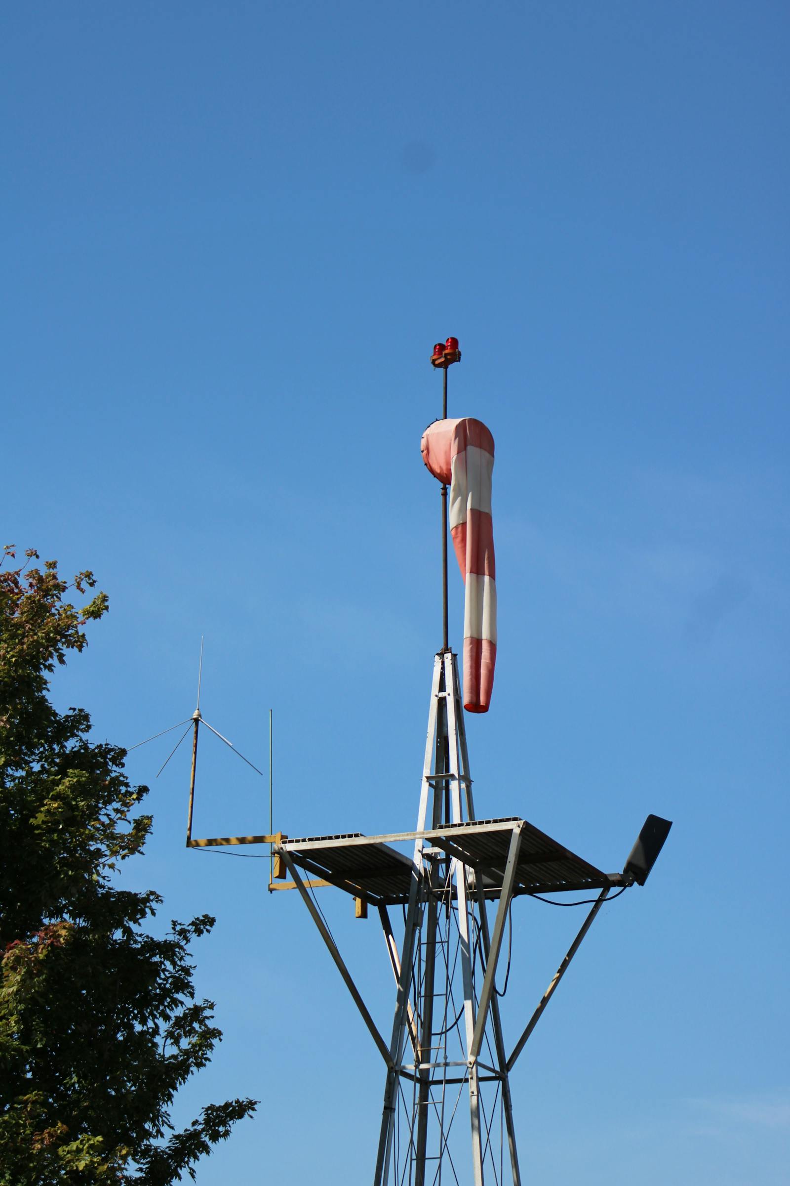 Segnale di vento windsock chiaro che indica direzione sotto cielo limpido