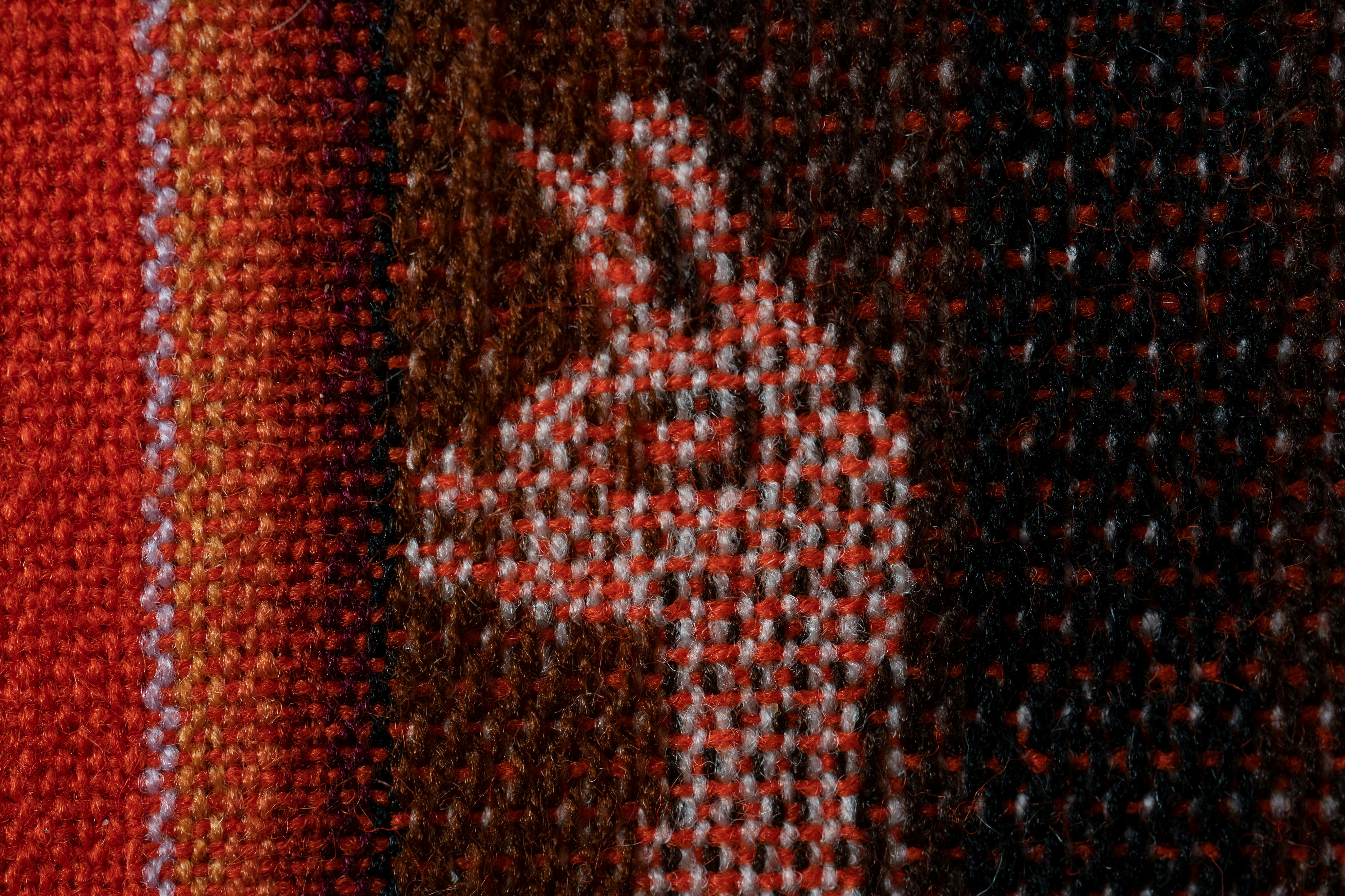 grátis Detalhe de uma vibrante tapeçaria argentina com intrincados padrões de lhamas e texturas ricas. Foto profissional