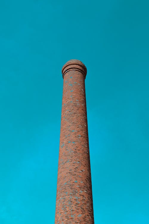 平静的蓝天下的棕色塔的低角度摄影