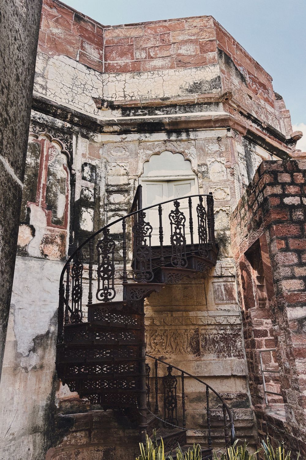 Escalier en colimaçon en pierre, marches usées, dans un bâtiment ancien
