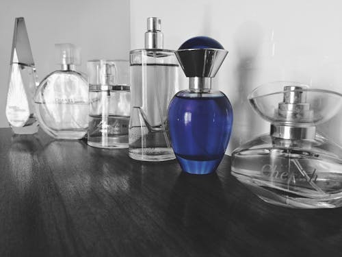 桌上的藍色香水瓶的選擇性聚焦攝影