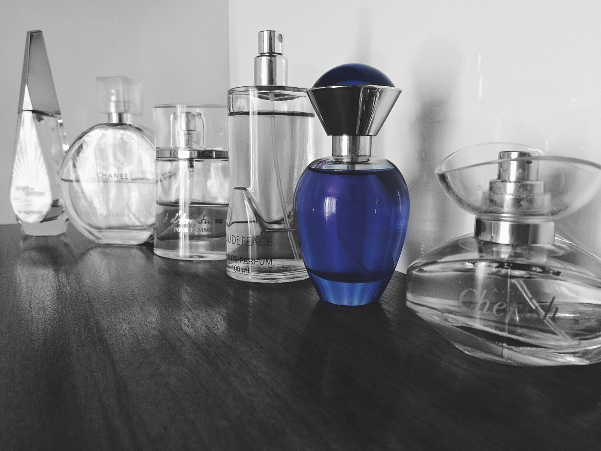 Exhibición de perfumes ANDE Perfumes en tonos azules, tienda de fragancias en Colombia y Costa Rica