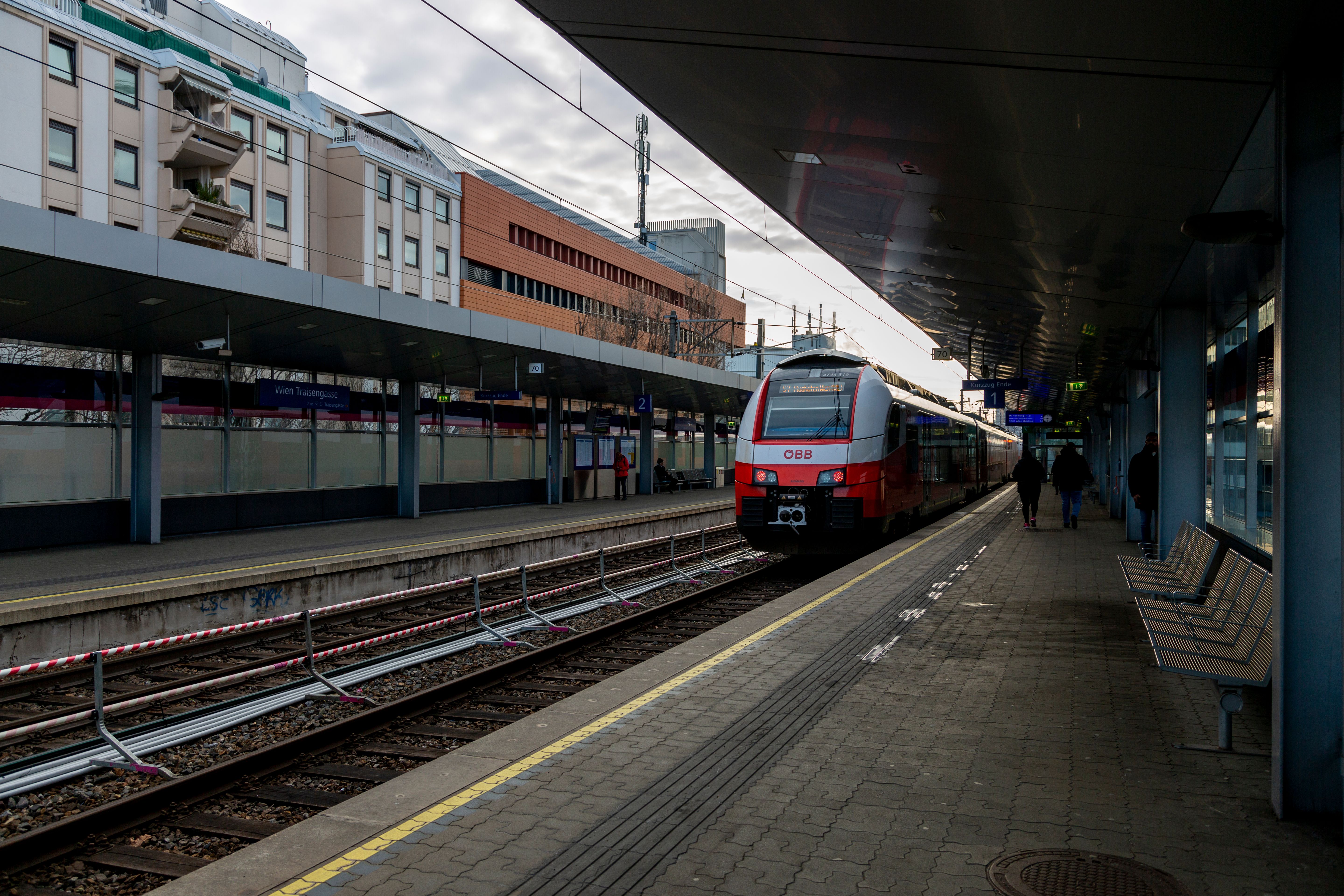met de trein naar Wenen reizen door bergachtig landschap