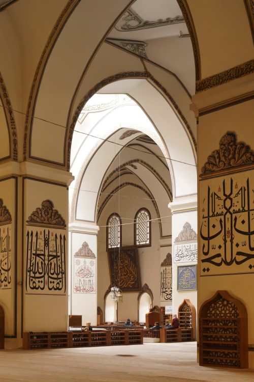 Free Intricate interior of the Grand Mosque in Bursa, Türkiye showcasing Islamic architecture. Stock Photo